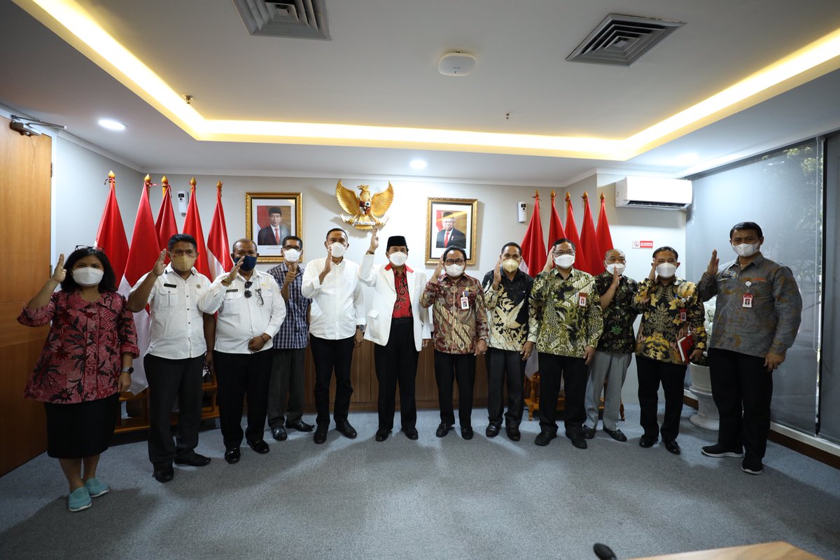 BPIPRI's tweet photo. Badan Pembinaan Ideologi Pancasila (BPIP) melaksanakan rapat koordinasi penyelenggaraan upacara hari lahir Pancasila yang rencananya akan dilaksanakan di Kab. Ende, Provinsi NTT pada 1 Juni mendatang.
#humasBPIP
#bpipri
#SalamPancasila
#HarlahPancasila
#kabupatenende https://t.co/V2wQVgGbmd