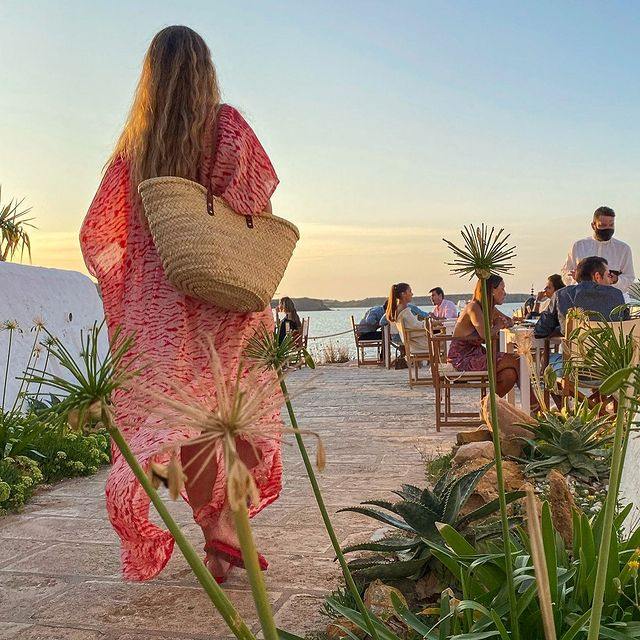 revvieit's tweet photo. Beach vibes. Wearing the Mantis Kimono in Red. #fashionIRL 👗 by @naylila.shop https://t.co/8qnxdlykSY