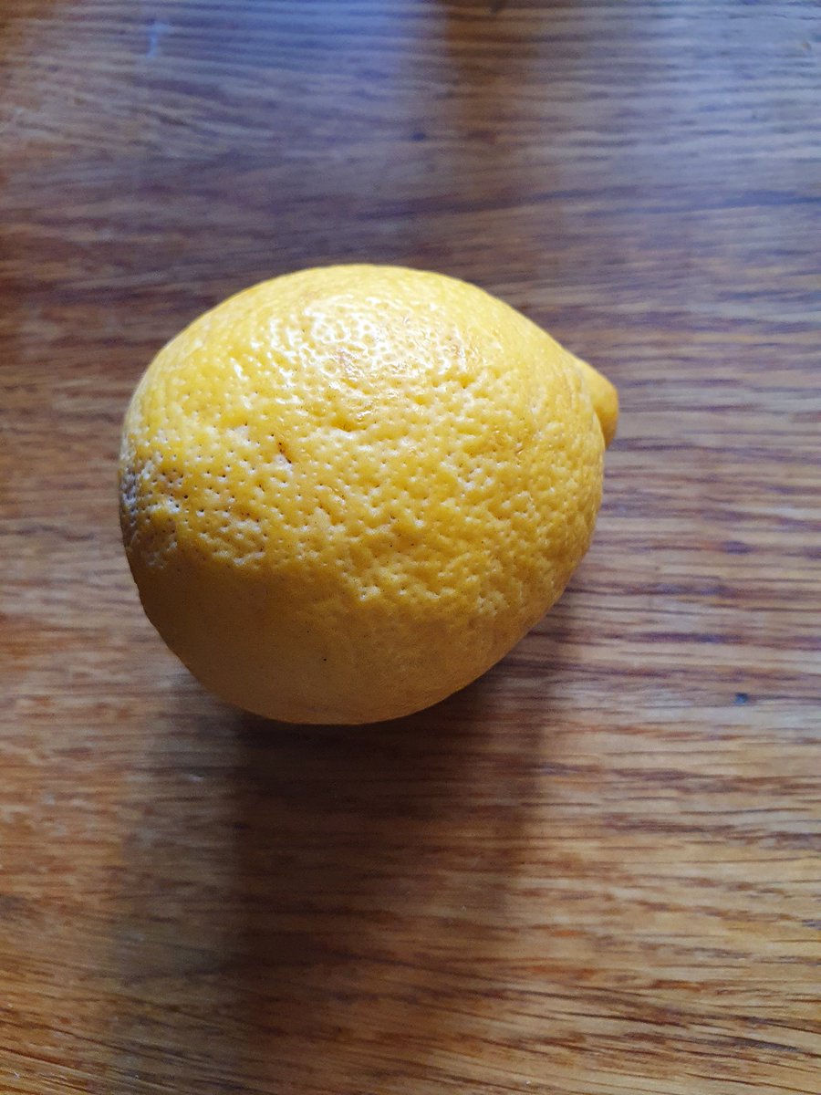 BookiC's tweet photo. @Tesco I think someone is colour blind... 😂 I already have lots of lemons and needed a lime! https://t.co/8kFHZT2q0S
