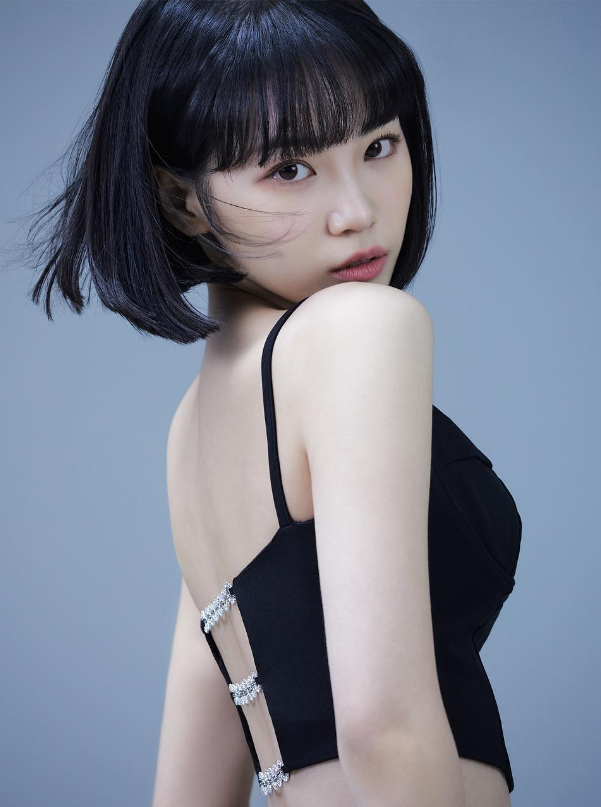 LSRFM_GLOBAL's tweet photo. [PHOTOS] LE SSERAFIM unveils 4th member – KIM CHAEWON (1/2) https://t.co/AZZlcrwyDI