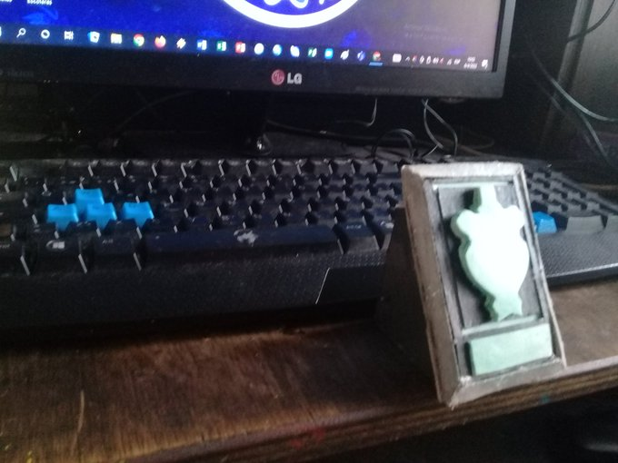 Pablo_2007_Fer's tweet photo. Le hice una modificacion a mi #FazBoton, basicamente le hice un soporte atras como en el juego #FNaFPF #FNaF #fnafsecuritybreach  #FNAFfanart #FanArt #DIY https://t.co/s1K8TJMIrx
