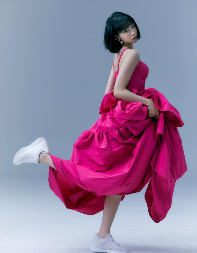 LSRFM_GLOBAL's tweet photo. [PHOTOS] LE SSERAFIM unveils 4th member – KIM CHAEWON (1/2) https://t.co/AZZlcrwyDI