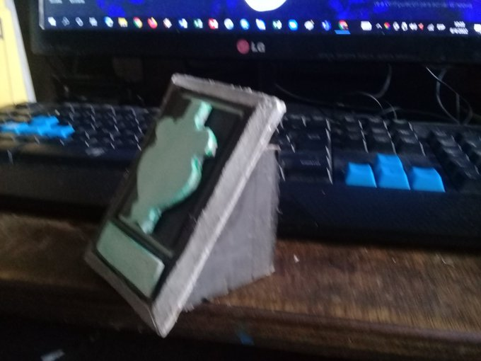 Pablo_2007_Fer's tweet photo. Le hice una modificacion a mi #FazBoton, basicamente le hice un soporte atras como en el juego #FNaFPF #FNaF #fnafsecuritybreach  #FNAFfanart #FanArt #DIY https://t.co/s1K8TJMIrx