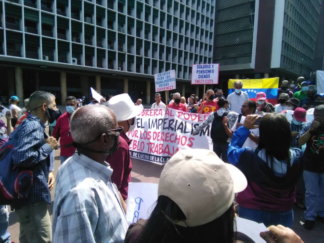 maribelldiazr's tweet photo. Los trabajadores dan un paso al frente en la sede del ministerio del trabajo. Por un salario suficiente para vivir dignamente https://t.co/xrrKSBIp2K