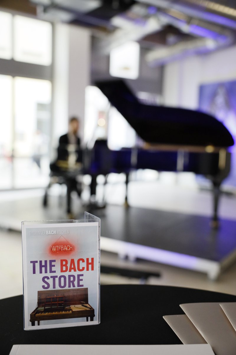 thueringende's tweet photo. „Dass Sie extra aus New York kommen, um für Thüringer auf einem Thüringer Instrument zu spielen, da freut sich der Thüringer Ministerpräsident“, so MP @bodoramelow am Nachmittag beim Besuch des THE BACH STORE am Anger 32 in Erfurt, gemeinsam mit @ch_drescher von den #Bachwochen. https://t.co/CXibgu9fE0
