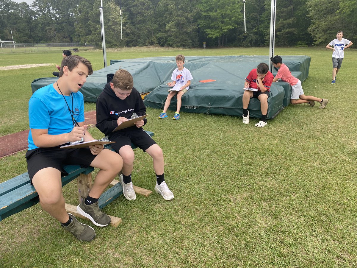 _mrsoakley's tweet photo. Beautiful day for some math outside. ☀️ 📝 https://t.co/GAr7RzWVvW