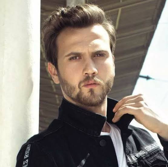 Disney+'ta yayınlanacak Atatürk dizisinden çarpıcı bir gelişme aktarıldı.

Aras Bulut İynemli'nin Atatürk'e hayat vereceği dizinin kadrosuna Emma Watson da katıldı. 

Mehmet Ada Öztekin'in yönetmen koltuğunda oturacağı dizinin müziklerini ise Hans Zimmer hazırlayacak.