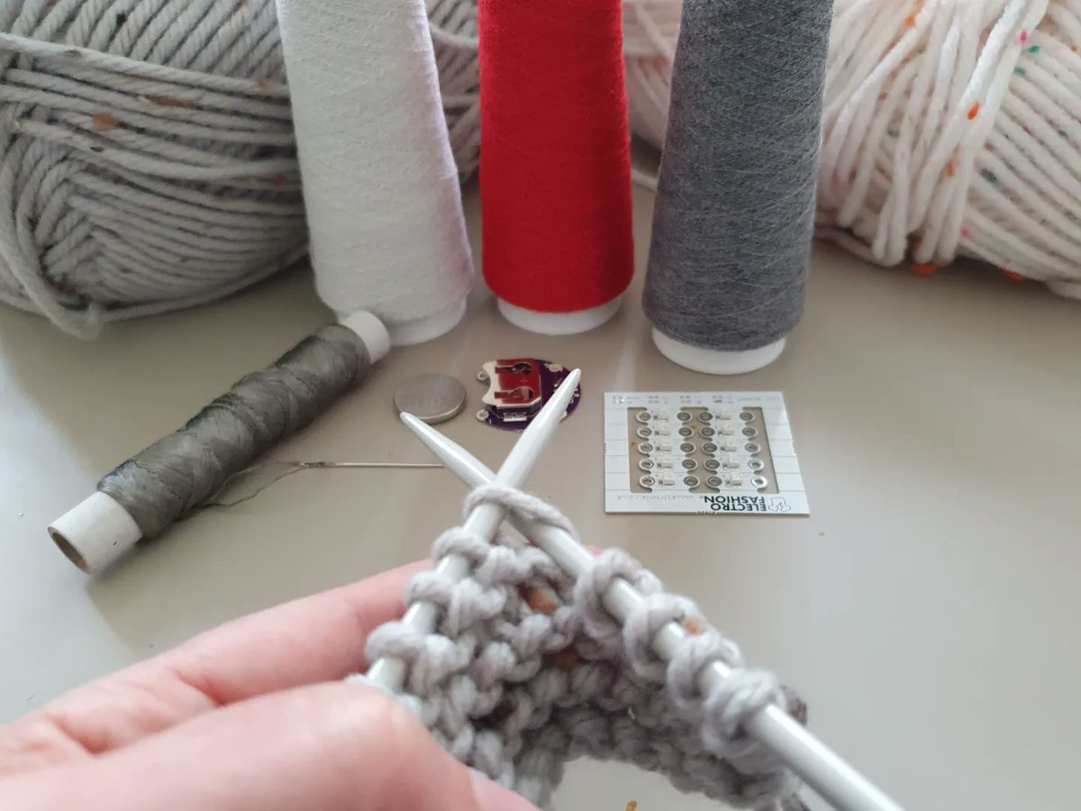 In deze workshop leer je breien met geleide resistief garen en geleide draad. Kun je niet breien? Geen probleem. Niet zo thuis in de technologie? Ook geen probleem. Doe mee: oddstream.nl/workshop-breie…