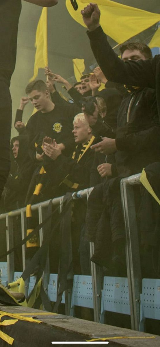 ElmgrenOskar's tweet photo. 1:a bilden: Otto Rosengren längst fram vid räcket på Malmö away i höstas
2:a bilden: startplats i premiären i måndags mot Elfsborg.
En av oss!💛🖤 https://t.co/8QSm07seGl
