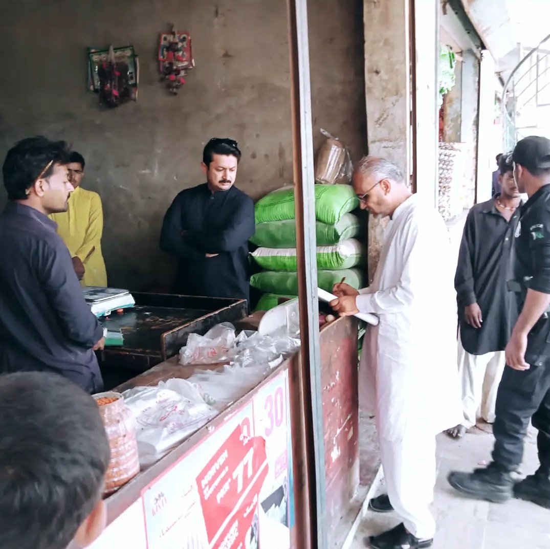 IrfanHur1's tweet photo. Zero tolerance against illegal profiteering... #KetiBunder #Thatta #ramdan2022 #DistrictAdministrationThatta https://t.co/BsDEDfBs71