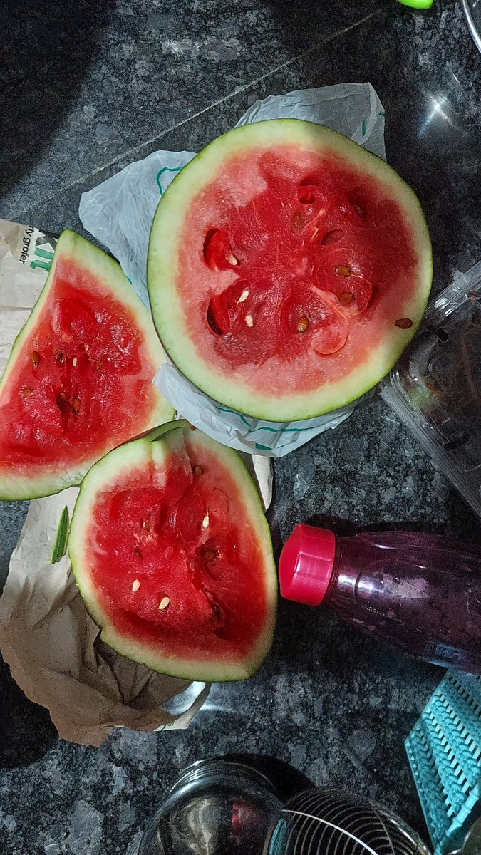 BharatKanday's tweet photo. @blinkitcares @letsblinkit bad quality of watermelon and no support at helpdesk.Please check. https://t.co/HjqvdcRsWt