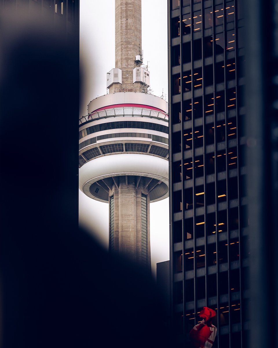 AnthonyGug's tweet photo. Even the cyclists were out chasing those disappearing views. #Toronto https://t.co/FVZLG5rzHn
