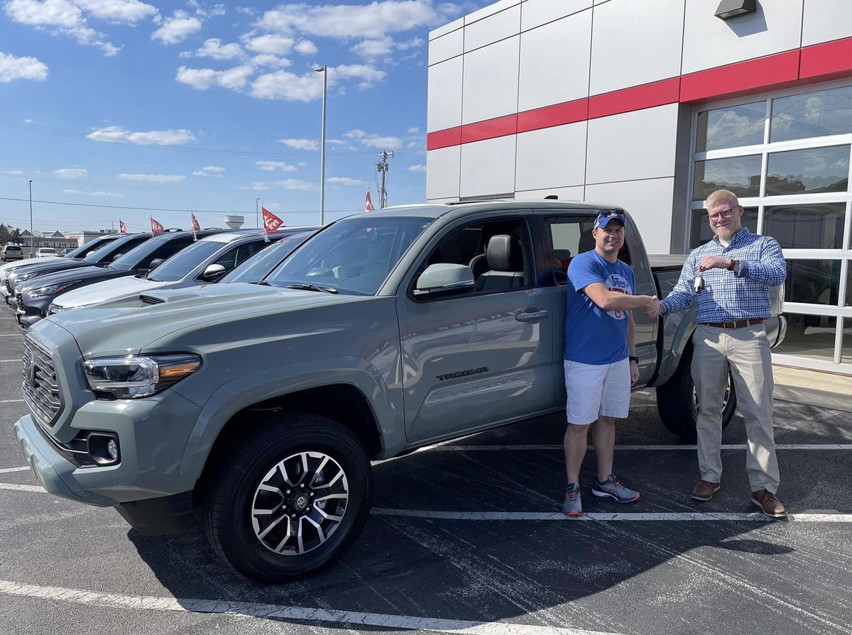 thayertoyota's tweet photo. We’ve had lots of happy customers heading home in upgraded vehicles lately! Head over to Thayer Toyota in Bowling Green to find yours! #ThinkThayer #LetsGoPlaces https://t.co/VmD5zO9Y5r