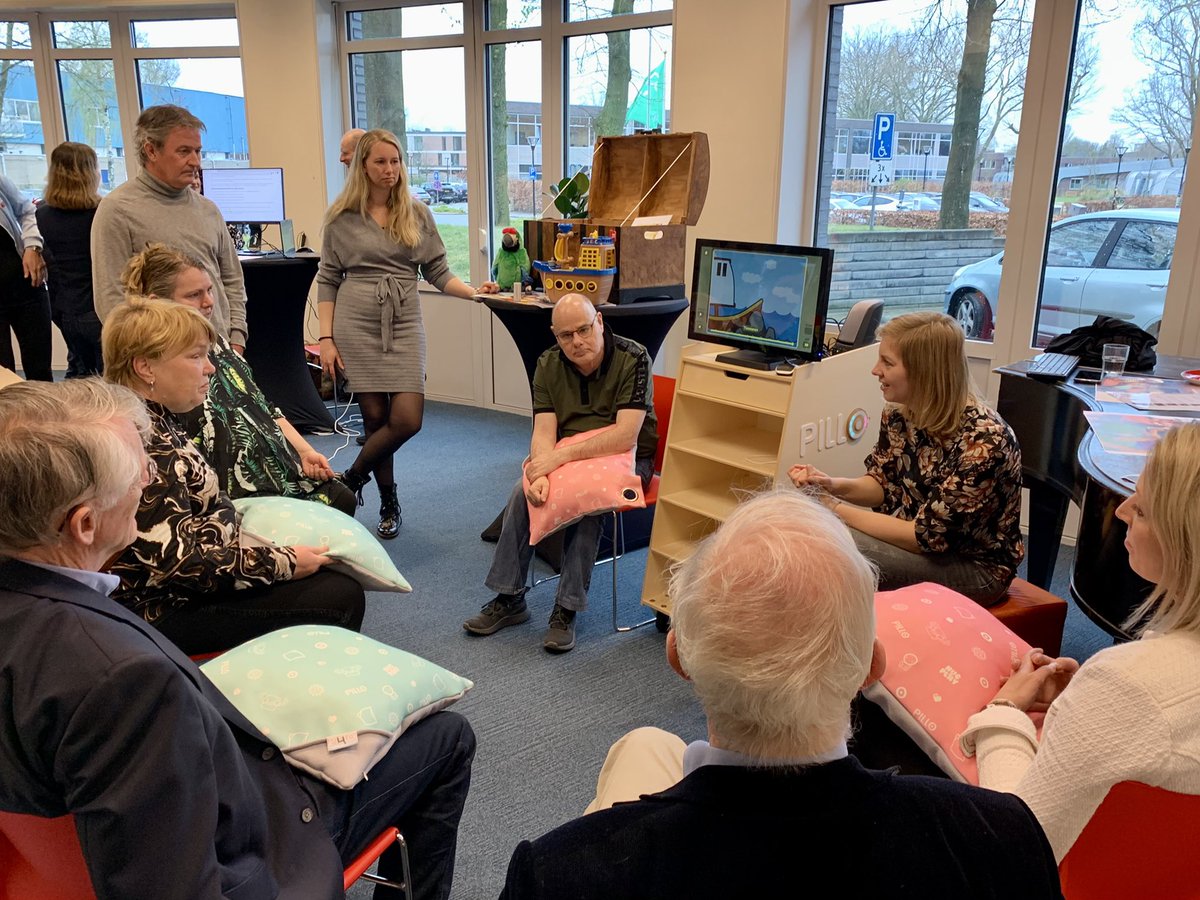 Cliënt Kees demonstreerde vandaag vol enthousiasme het spel voor de #Pillo spelcomputer wat we met een groep visueel verstandelijk beperkte cliënten ontwikkeld hebben aan een afvaardiging van #ZonMw #konvisio #VisioLab