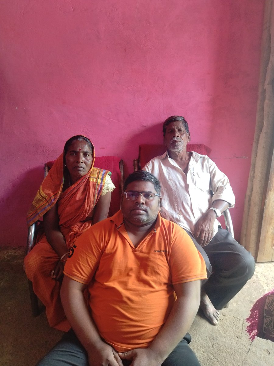 MatangaSunil's tweet photo. यह मेरे भगवान जिन्होने मेरी मनोकामना पूर्ण की खुद भीगे मुझे बारिश से बचाया, खुद धूप मे जले मुझे छाव प्रदान की, उंगली पकड़कर चलना सिखाया, ककहरा और नैतिकता का पाठ पढ़ाया मेहनत मजदूरी करके स्वावलंबी बनाया, अब मै कैसे अंग्रेजी अनुकंपित अंबेडकर को अपने मां बाप की मेहनत का श्रेय देदू! https://t.co/Uj0vgqOrQb