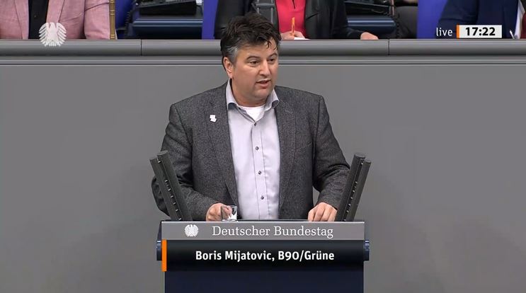 Der Bundestagsabgeordnete Boris Mijatovic steht am Redepult des Deutschen Bundestags.