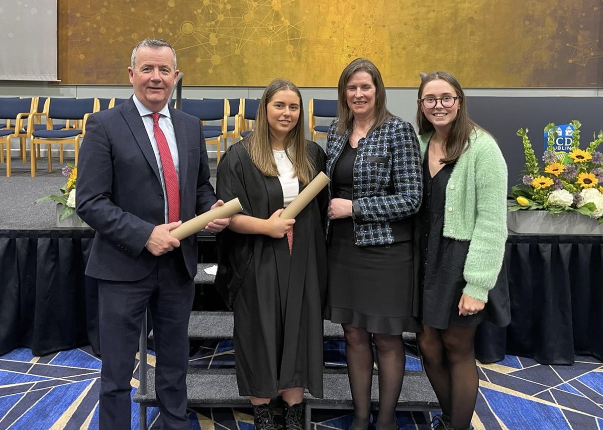 ColaisteAiligh's tweet photo. Comhghairdeas le hiardhaltaí Oisín Ó Fearáin, Micheál  Ó Conchubhair agus Orlaith Nic Chearáin ar a mbronnadh scoláireachtaí iontrála do Choláiste Ollscoile Bhaile Átha Cliath, anseo le baill dá dteaghlaigh agus Príomhoide Mícheál Ó Giobúin. https://t.co/GxL5MAItcn