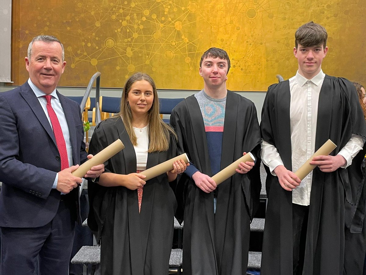 ColaisteAiligh's tweet photo. Comhghairdeas le hiardhaltaí Oisín Ó Fearáin, Micheál  Ó Conchubhair agus Orlaith Nic Chearáin ar a mbronnadh scoláireachtaí iontrála do Choláiste Ollscoile Bhaile Átha Cliath, anseo le baill dá dteaghlaigh agus Príomhoide Mícheál Ó Giobúin. https://t.co/GxL5MAItcn