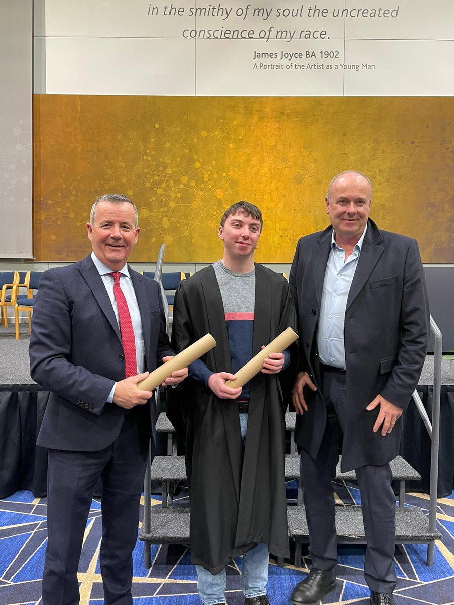 ColaisteAiligh's tweet photo. Comhghairdeas le hiardhaltaí Oisín Ó Fearáin, Micheál  Ó Conchubhair agus Orlaith Nic Chearáin ar a mbronnadh scoláireachtaí iontrála do Choláiste Ollscoile Bhaile Átha Cliath, anseo le baill dá dteaghlaigh agus Príomhoide Mícheál Ó Giobúin. https://t.co/GxL5MAItcn
