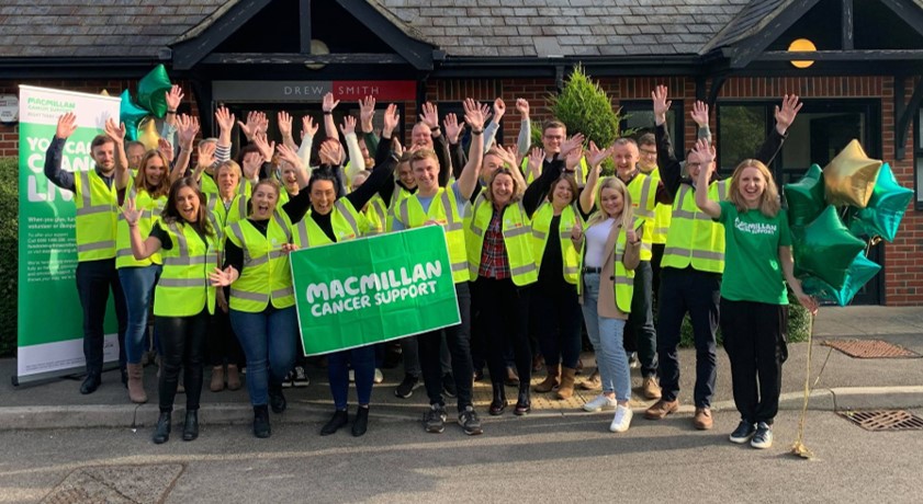 DrewSmithVistry's tweet photo. This weekend some of the team are taking on the Bournemouth PierZip challenge 😱
If you would like to show your support, you can donate to @macmillancancer here 👇
https://t.co/qJdHmpZays
#charity #fundraising #thrillseekers #bournemouth #pierzip #donate #team @MacmillanSouth https://t.co/kA5AzLysWs