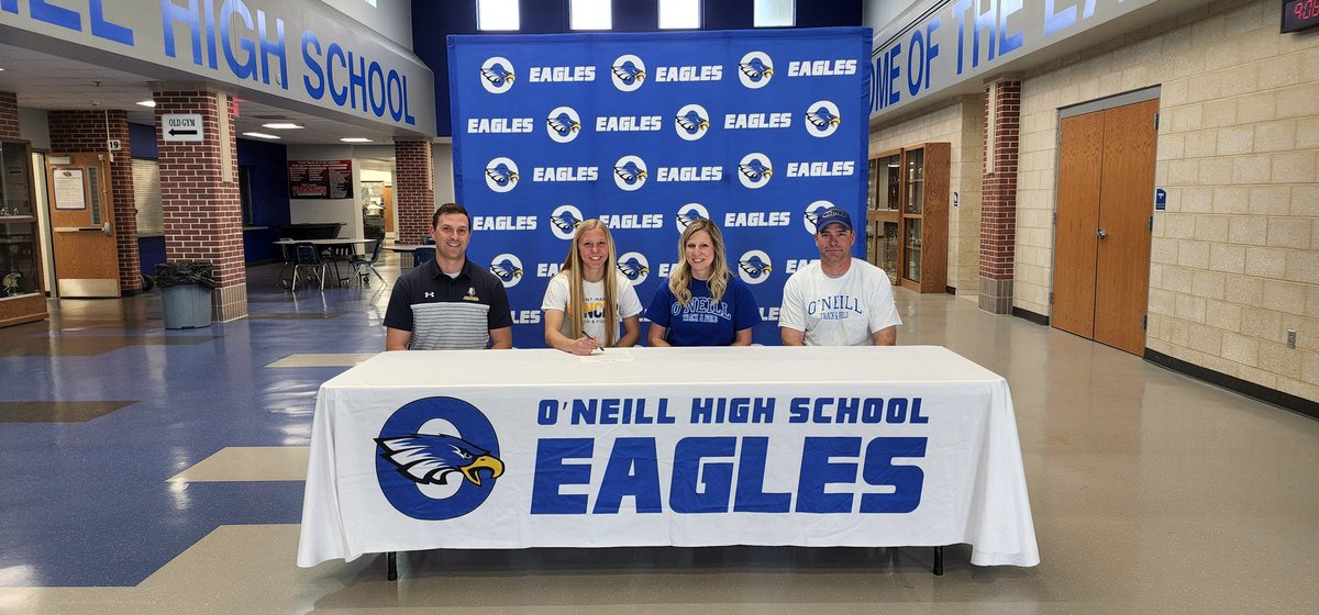 BIG DAY for "Z"  congratulations to Zelie Sorensen on signing with Mt. Marty to run track and field! Super excited to see what the future holds for this  outstanding young lady!
⚡️🦅💪💙