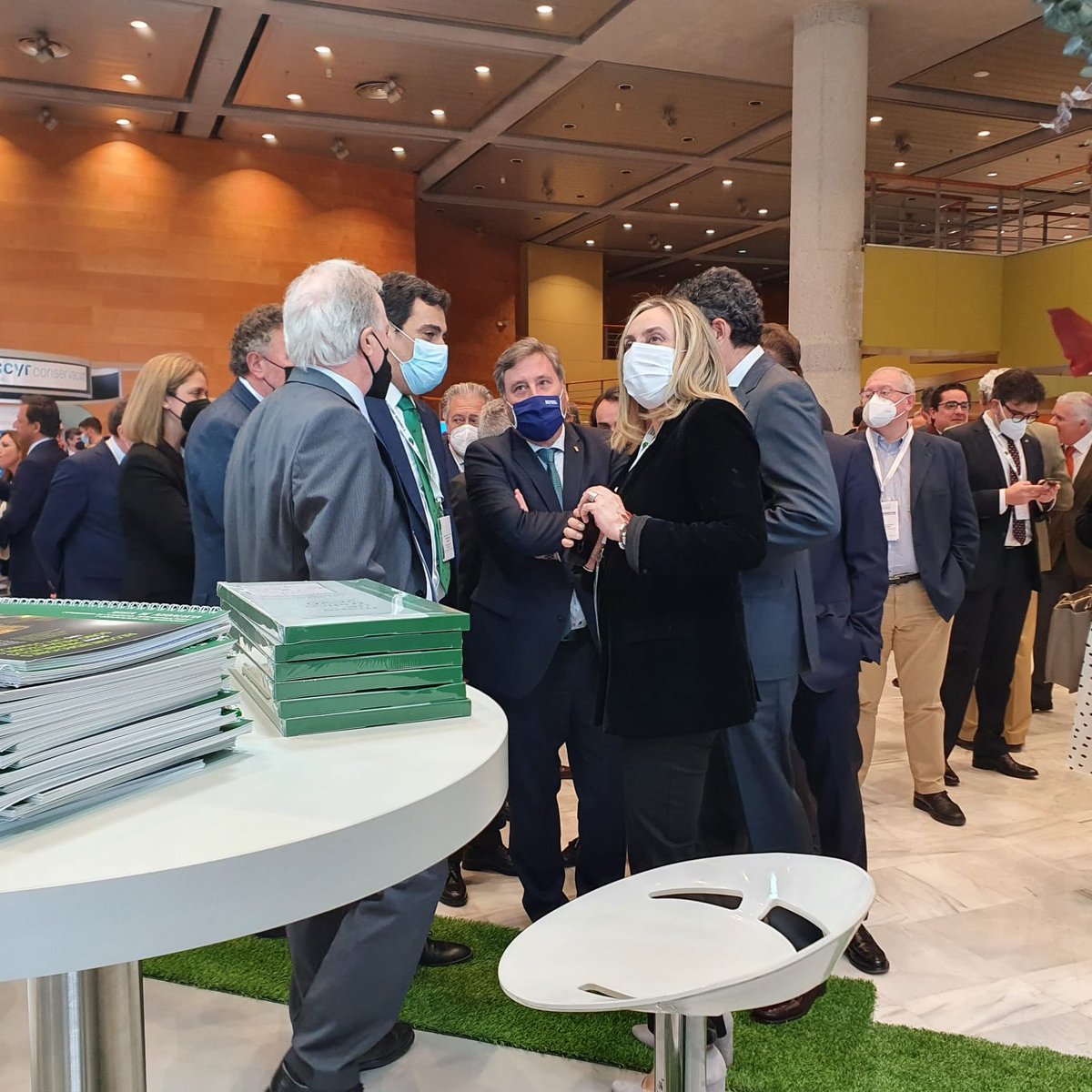 GobAragon's tweet photo. El consejero @pepesoro explica el Plan Extraordinario de Inversiones en #Carreteras como modelo pionero para impulsar la renovación de los ejes principales🛣️

La propuesta ha despertado el interés del auditorio del V Congreso Andaluz de Carreteras  #CAC2022 @pcongresosgrx https://t.co/mucZr8j9Cc