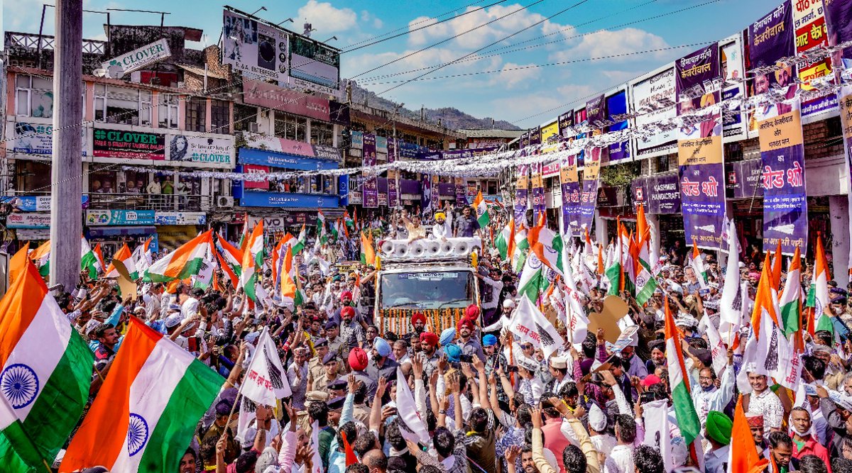 ArvindKejriwal's tweet photo. हिमाचल ने भी तय कर लिया है। यहाँ भी जनता पुरानी राजनीति से तंग आ चुकी है, लोग यहाँ भी नई ईमानदार राजनीति चाहते हैं। 

हिमाचल के मंडी में आज लोगों ने दिल खोल कर आम आदमी पार्टी का स्वागत किया। https://t.co/S4Q2AZT4lX