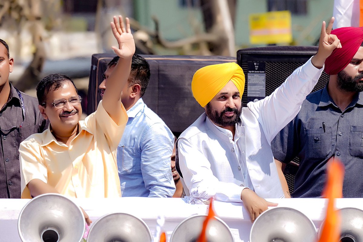 ArvindKejriwal's tweet photo. हिमाचल ने भी तय कर लिया है। यहाँ भी जनता पुरानी राजनीति से तंग आ चुकी है, लोग यहाँ भी नई ईमानदार राजनीति चाहते हैं। 

हिमाचल के मंडी में आज लोगों ने दिल खोल कर आम आदमी पार्टी का स्वागत किया। https://t.co/S4Q2AZT4lX