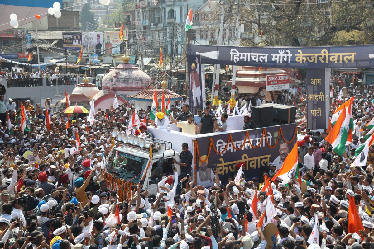ArvindKejriwal's tweet photo. हिमाचल ने भी तय कर लिया है। यहाँ भी जनता पुरानी राजनीति से तंग आ चुकी है, लोग यहाँ भी नई ईमानदार राजनीति चाहते हैं। 

हिमाचल के मंडी में आज लोगों ने दिल खोल कर आम आदमी पार्टी का स्वागत किया। https://t.co/S4Q2AZT4lX