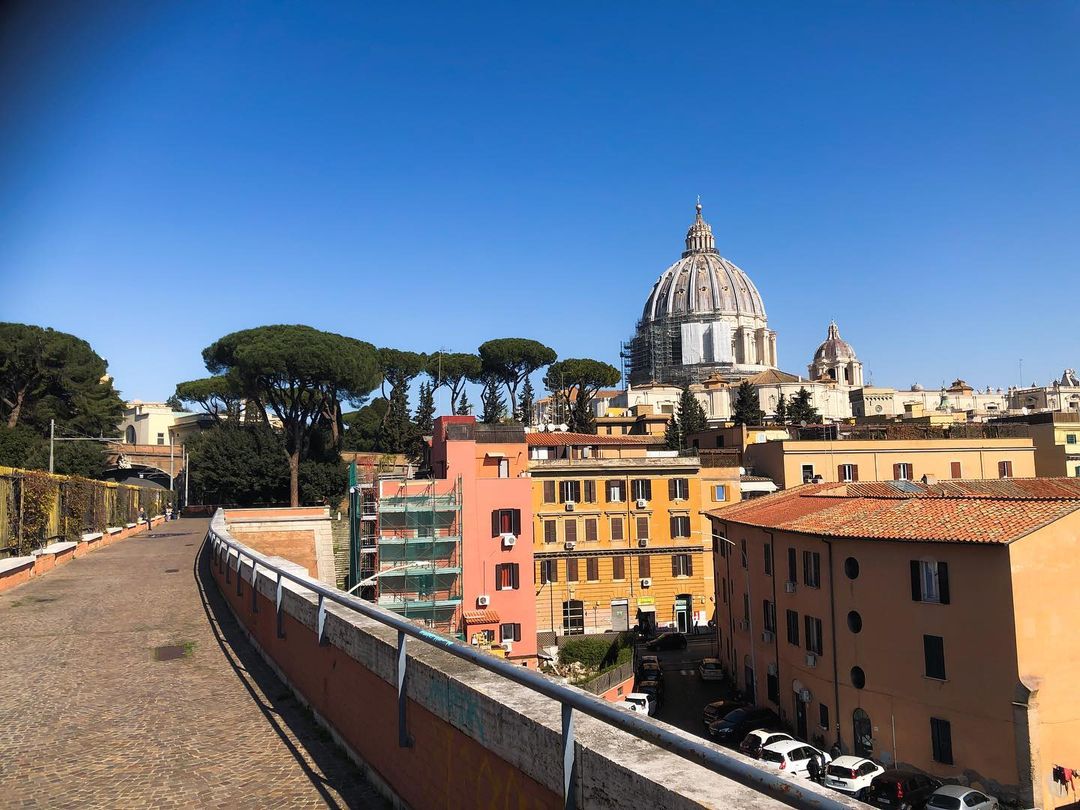 Turismoromaweb's tweet photo. La #Passeggiata del #Gelsomino, nata dalla dismissione di uno dei binari della ferrovia del Vaticano, è il luogo ideale per ammirare la #cupola di San Pietro da una prospettiva insolita. 

📸 IG: ermes_75
#VisitRome https://t.co/r39KA0jZdL