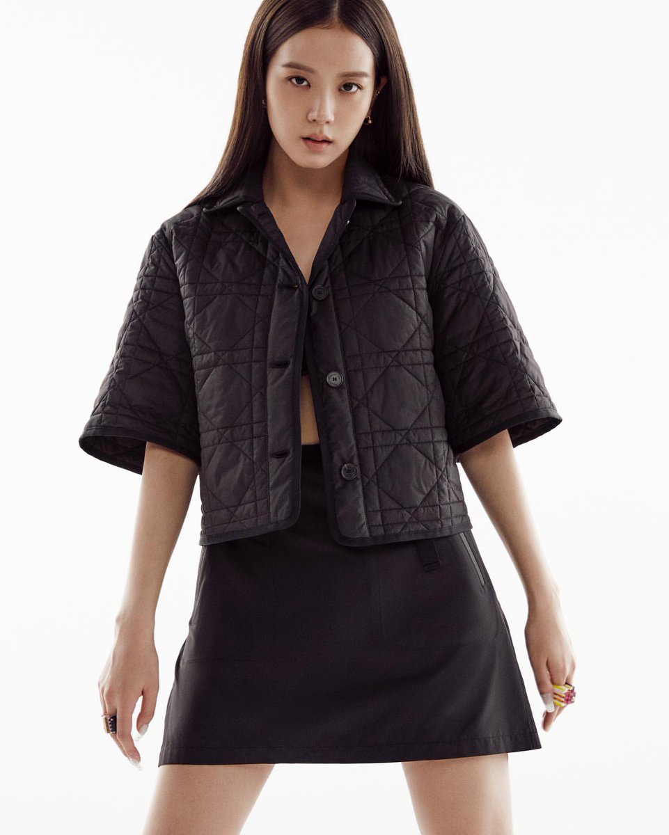 JISOO LOOKS tweet media