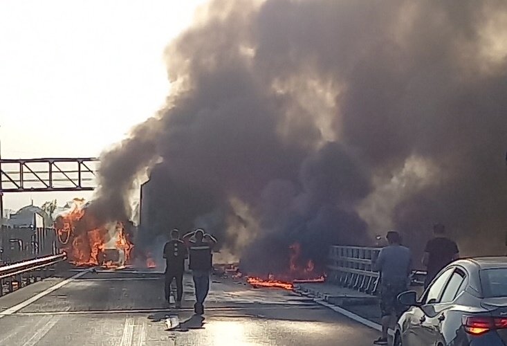 George_MTTM's tweet photo. Martes 5 abril 17:28 hrs.
Nos encontramos con esta escena  en ruta 68, dirección Valparaiso,  cuando un camión golpea barreras y enciende en llamas. Según información de @sitiodelsuceso el chófer fue rescatado antes que pudiera ser alcanzado por el fuego.  

@autopista68 https://t.co/oPNeB4mPJY