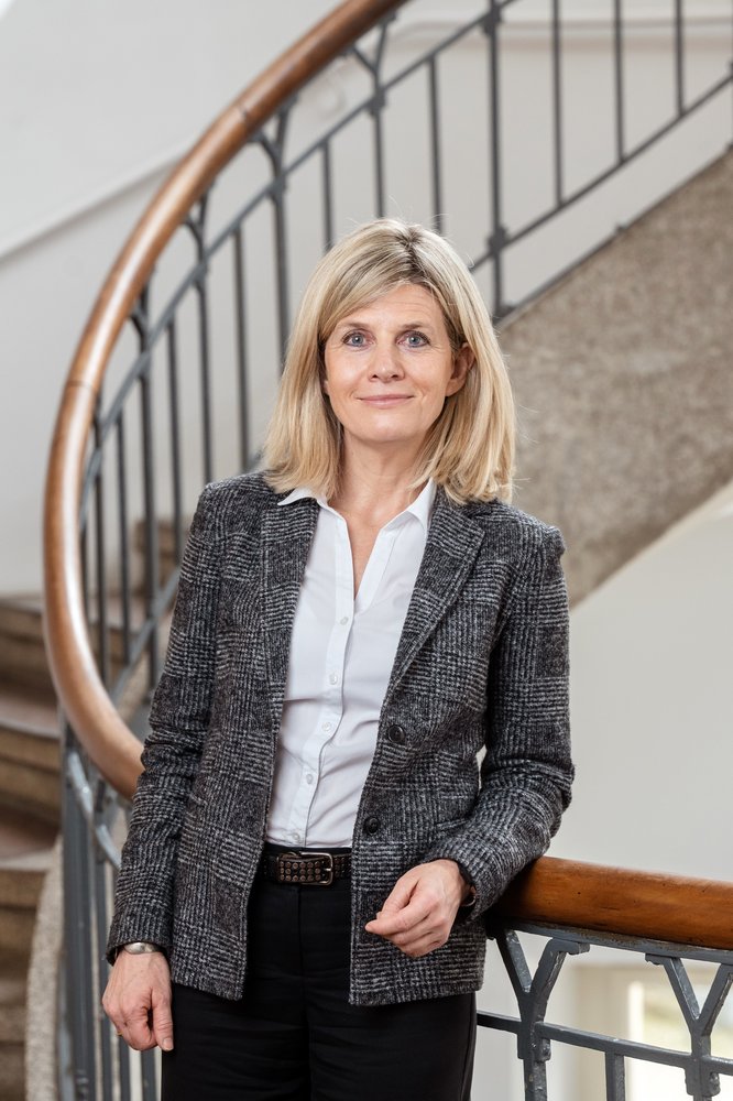 bauhaus_uni's tweet photo. Heute wählte die Universitätsversammlung der #BauhausUni #Weimar Prof. Dr. Jutta Emes @j_emes zur vorläufigen Leiterin der Universität. Sie hat bereits in den letzten Wochen stellvertretend die Aufgaben des Präsidenten wahrgenommen. Herzlichen Glückwunsch! https://t.co/wKkkjGv4zA https://t.co/dBp7xW7NZY
