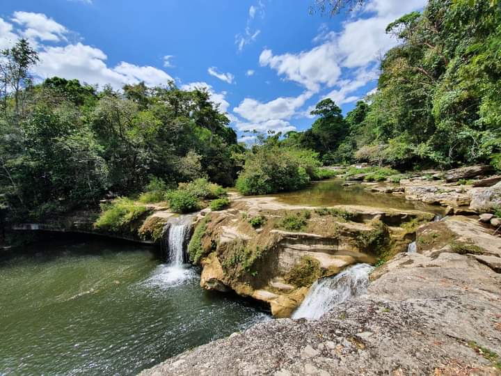 Roberto00436790's tweet photo. Rio Blanco Falls in Toledo Belize. RGs Travel Belize now offering combination Island and Inland vacation packages. Check out our website at https://t.co/yKmennokQI for more info. 
#belizeparadise #belizevacationpackages https://t.co/hOsyFW1hpQ
