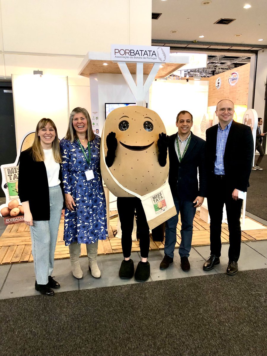 Europatat's tweet photo. Europatat team is meeting Portuguese and French members #Porbatata and #Fedepom at @Fruit_Logistica 🥔🪴🥔🪴
Next ⏭ stop is #EuropatatCongress in Dublin. ☘️ https://t.co/U7Nh1hURhq