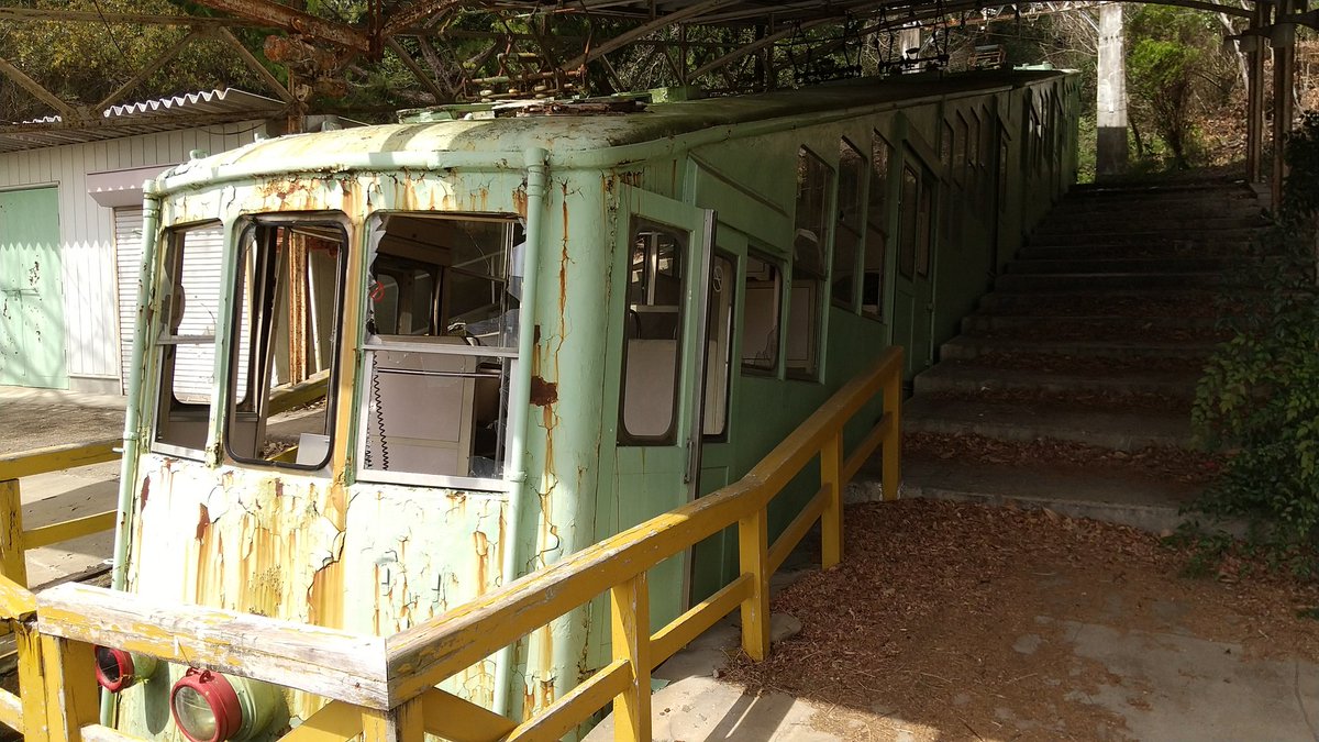 iwako24's tweet photo. 2004年に廃線になった屋島ケーブル、もう完全に放置されて朽ち果てつつありました。

横の変電所跡にあった1986年の新聞。阪神巨人戦のラジオ、板東英二＆島田紳助ってどんな中継やねん！ https://t.co/NS0LIPN0LW