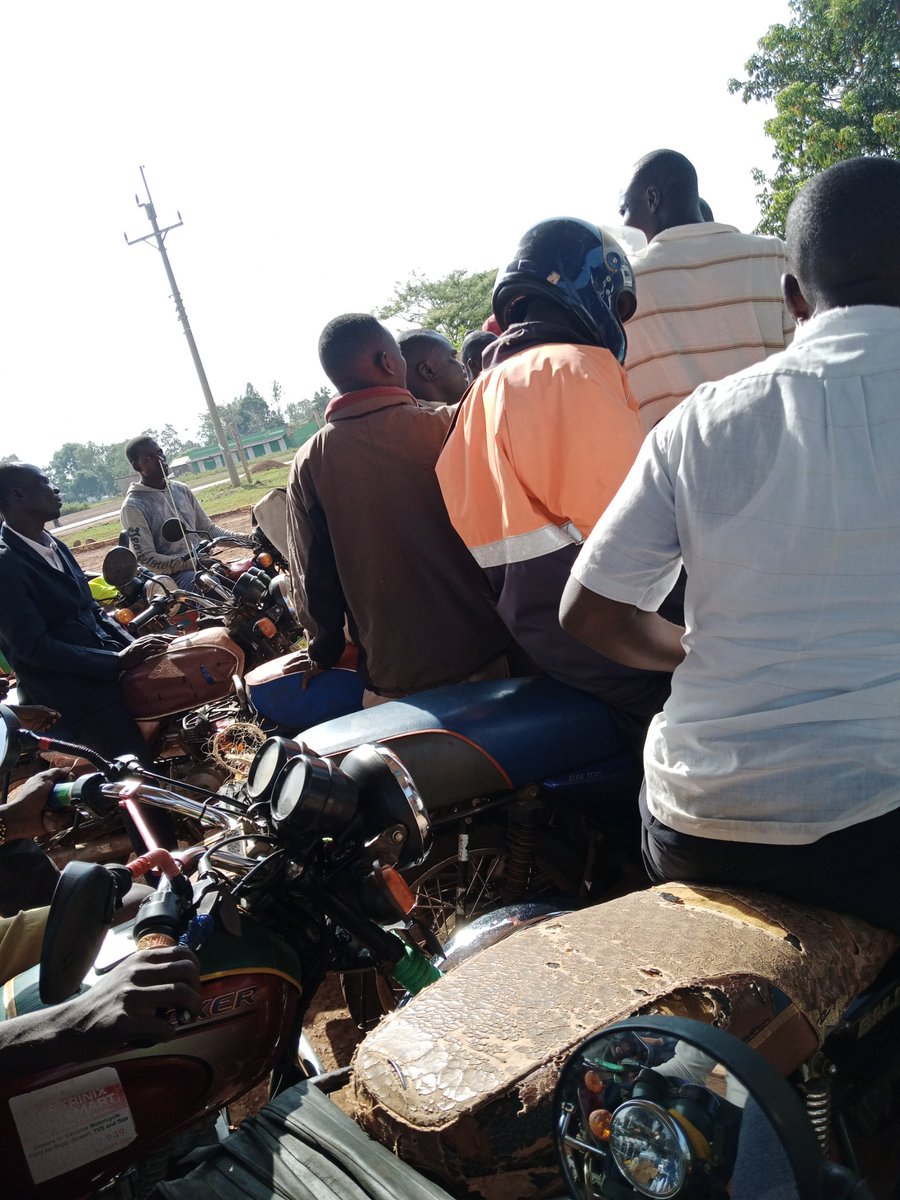 stephen3612914's tweet photo. The shortage of fuel in the country is causing more burden to the tax payers,this has caused increase in the cost of accessing basic commodities and services,we are asking the Kenyan government to work on curbing the situation.Below is a section of Busia bodaboda https://t.co/zZVDGX7c3c