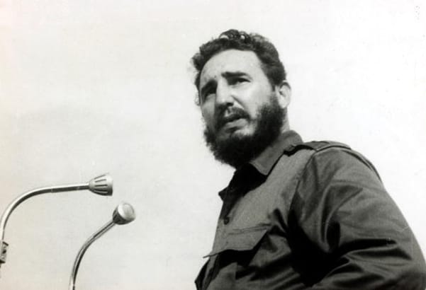 #Fidel: 'Esto que hemos hecho, y este porvenir que estamos forjando para nuestro pueblo, ¡cuéstenos lo que nos cueste, sean cuales fueren las privaciones, las sabremos llevar adelante, como las saben llevar los pueblos cuando tienen dignidad.' (6/04/1961)