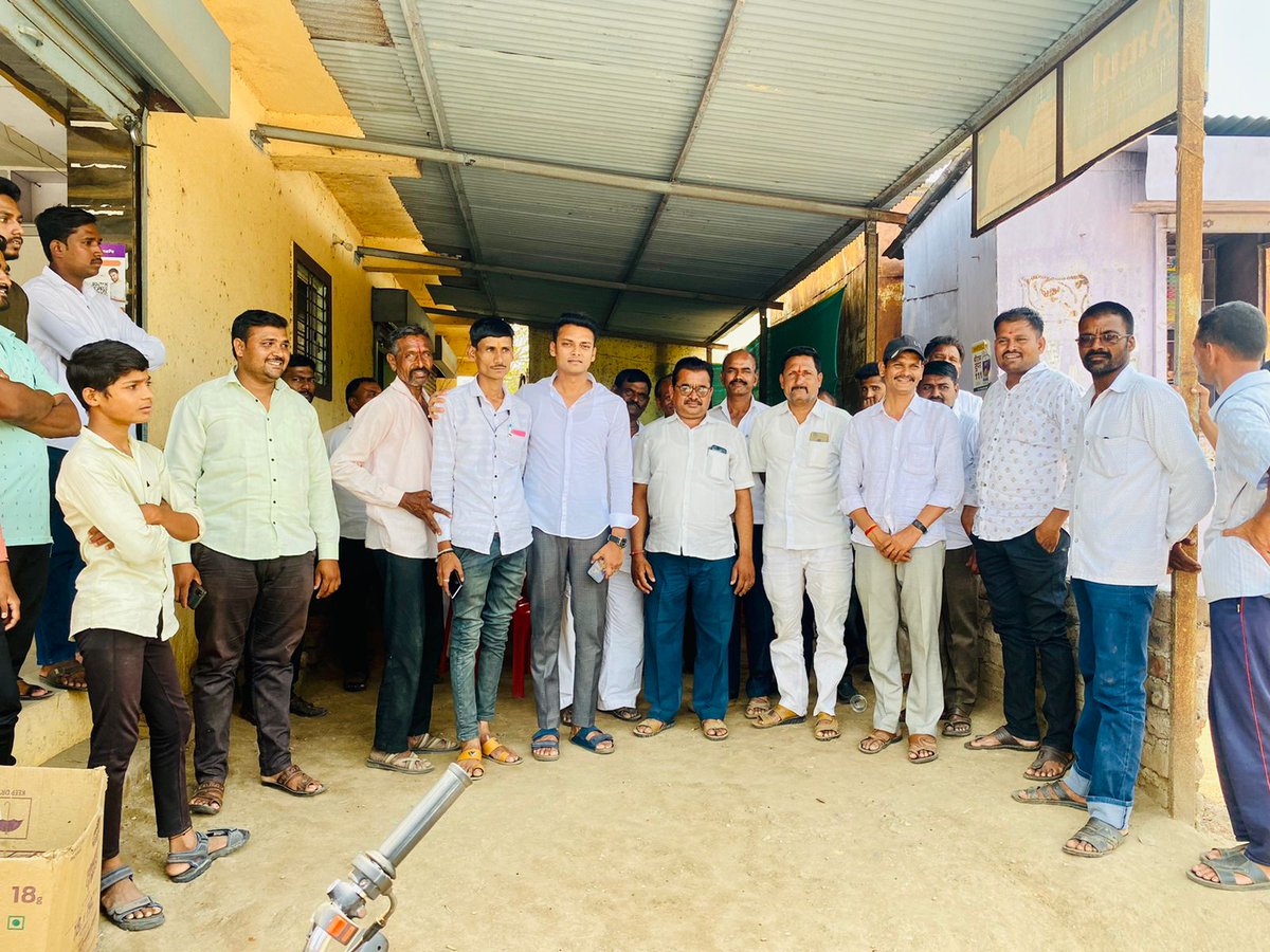 TusharT5050's tweet photo. काल आपल्या दौंड तालुक्यातील विविध गावच्या दौऱ्यावर असताना अनेक दिवसांनी देलवडी येथील सहकारी मित्र आणि कार्यकर्त्यांच्या भेटी घेतल्या. काही दिवसापूर्वी तालुक्यातील अनेक गावातील विविध कार्यकारी सेवा सोसायटी निवडणुकीत बहुतांश सोसायटीवर थोरात गटाने झेंड�� फडकवला https://t.co/CduGVNy10f