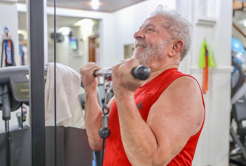 LulaOficial's tweet photo. Bom dia! Levanto todos os dias 5h30 para fazer minha ginástica. Quero viver até os 120 anos e me cuido pra isso. Quem tem uma boa causa na vida não pode desanimar. Se cuidem e pratiquem exercícios!

📸: @ricardostuckert https://t.co/qQt87SkODq