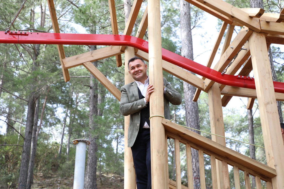 AdemMuratYucel's tweet photo. Alanya'da bir ilk olacak Macera Parkımızda teknik ekibimizle birlikte incelemelerde bulunduk.

Kızılalan Mevkii'nde büyük ölçüde tamamlanan projemizi yaz sezonunun başında hizmete açarak halkımızın kullanımına sunacağız.

Macera Parkımız kentimiz ve bölgemize hayırlı olsun. https://t.co/AnKlUvHrFA