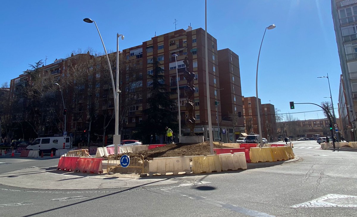 Onda Cero Salamanca (@ocrsalamanca) on Twitter photo LOCAL
'Recordar', nombre de la escultura de <a href="/CmascCoral/">CORAL CORONA PÉREZ - CMÁSC</a> que desde este miércoles homenajea a los voluntarios de Salamanca en la nueva rotonda de la avenida de Federico Anaya. LOCAL
'Recordar', nombre de la escultura de <a href="/CmascCoral/">CORAL CORONA PÉREZ - CMÁSC</a> que desde este miércoles homenajea a los voluntarios de Salamanca en la nueva rotonda de la avenida de Federico Anaya.
