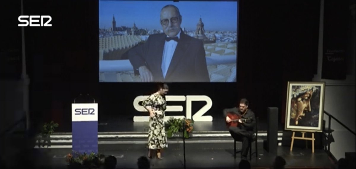 ElenaCarazo's tweet photo. ¡Qué bonito homenaje a Pascual González! Enorme @JoanaJimenez_ en la entrega de la Rosa de Pasión de @cruzdeguiaser https://t.co/7AXs862moL