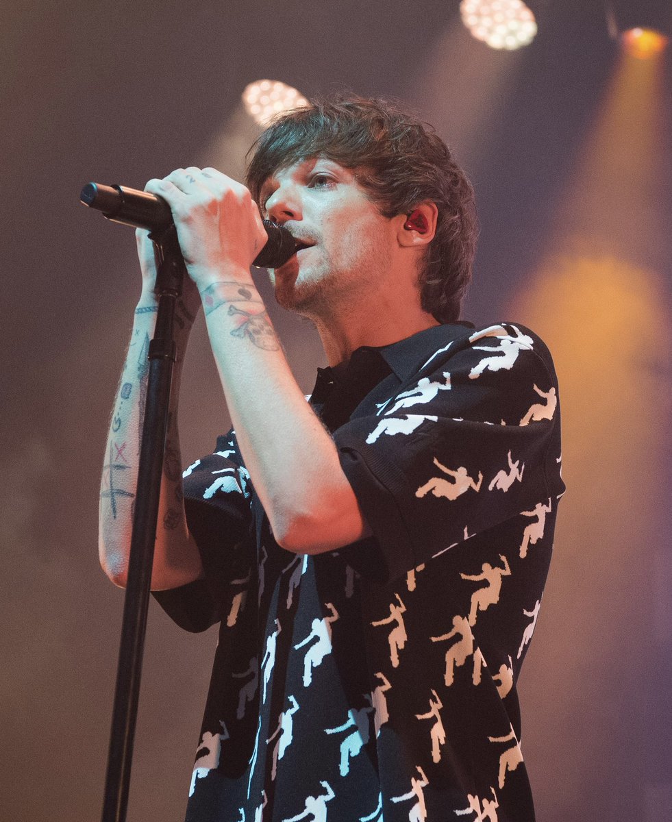 BestLTWT's tweet photo. 📸 | Louis last night in Paris for night one of his tour! #LTWTParis1 

creds; @/hldaily https://t.co/2KetDNq1rD