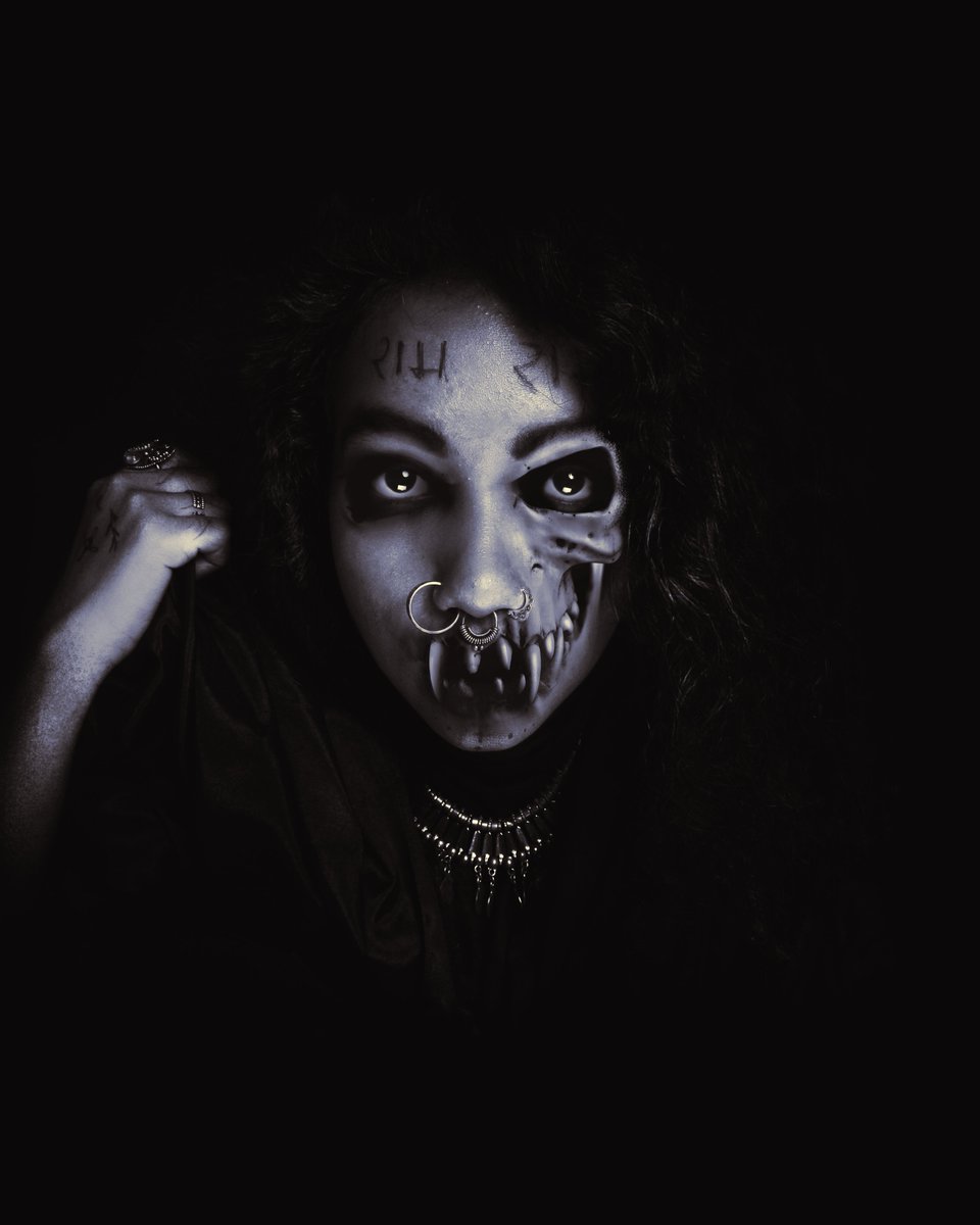 PsdRookie's tweet image. Check out my current drop

&quot;Monster in me&quot; is now available! 

(Link in comments) 
Also you can find many more skull related pieces, in case you&apos;re interested. 

RTs are much appreciated! Thanks in advance 🙏

#skull #skulls #darkart #nftdrop #darknft #nftartist