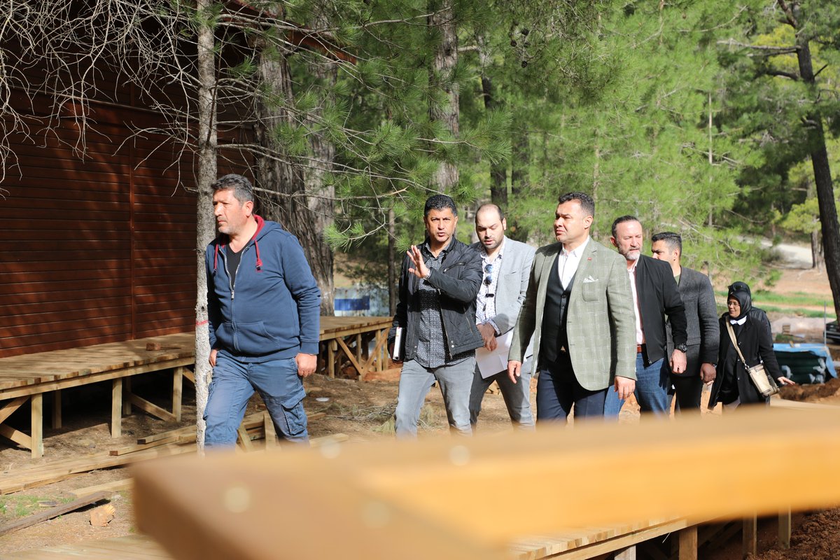 AdemMuratYucel's tweet photo. Alanya'da bir ilk olacak Macera Parkımızda teknik ekibimizle birlikte incelemelerde bulunduk.

Kızılalan Mevkii'nde büyük ölçüde tamamlanan projemizi yaz sezonunun başında hizmete açarak halkımızın kullanımına sunacağız.

Macera Parkımız kentimiz ve bölgemize hayırlı olsun. https://t.co/AnKlUvHrFA