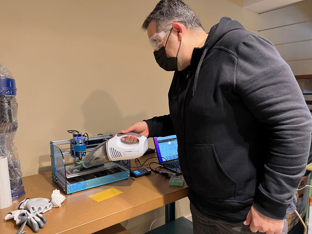 FabLabLeon's tweet image. 😍 La semana pasada en el programa formativo distribuido @fabacademany, los estudiantes tenían que realizar el ejercicio de Molding and Casting. Diseñar un modelo 3D, fresarlo en cera mecanizable, un molde de silicona y con el crear múltiples castings de resina. 
#fabacademy2022