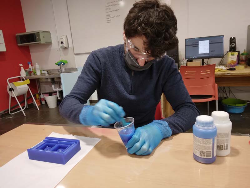 FabLabLeon's tweet image. 😍 La semana pasada en el programa formativo distribuido @fabacademany, los estudiantes tenían que realizar el ejercicio de Molding and Casting. Diseñar un modelo 3D, fresarlo en cera mecanizable, un molde de silicona y con el crear múltiples castings de resina. 
#fabacademy2022