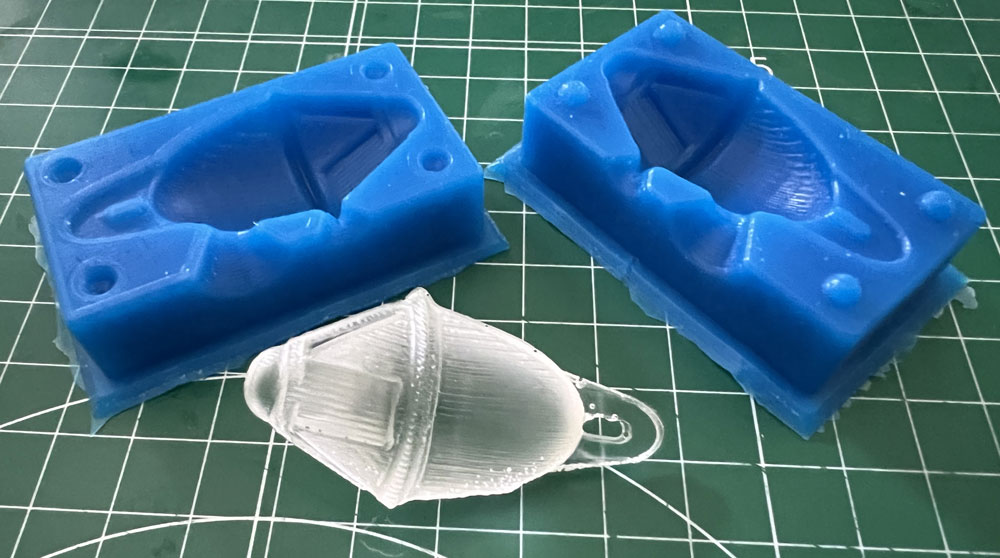 FabLabLeon's tweet image. 😍 La semana pasada en el programa formativo distribuido @fabacademany, los estudiantes tenían que realizar el ejercicio de Molding and Casting. Diseñar un modelo 3D, fresarlo en cera mecanizable, un molde de silicona y con el crear múltiples castings de resina. 
#fabacademy2022