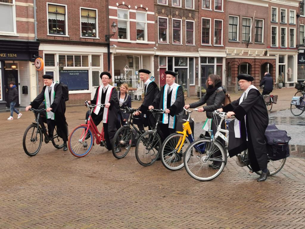 GemeenteDelft's tweet photo. Meer dan 30 professoren van de @TUDelft stapten vanochtend tijdens Meet the Professor op de fiets naar basisscholen in #Delft🚲 Leerlingen uit groep 7 en 8 kregen via een gastles een inkijkje in de wereld van de #wetenschap🥼🔬
Meer info➡️ https://t.co/XtMXo23zkL

#GemeenteDelft https://t.co/RmHdoQaYv8